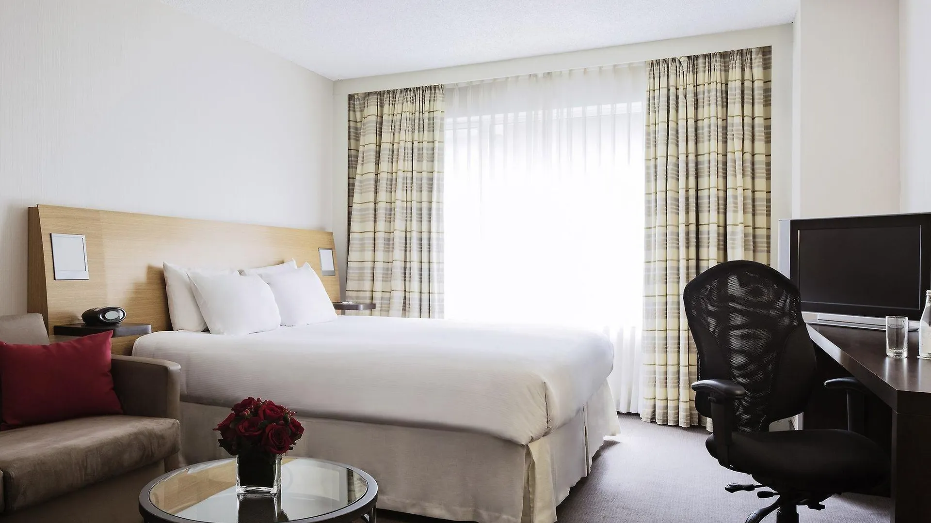 Novotel Montreal Center 4*,