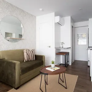 Golden Oasis With Yard View And Full Bath By Den Appartement