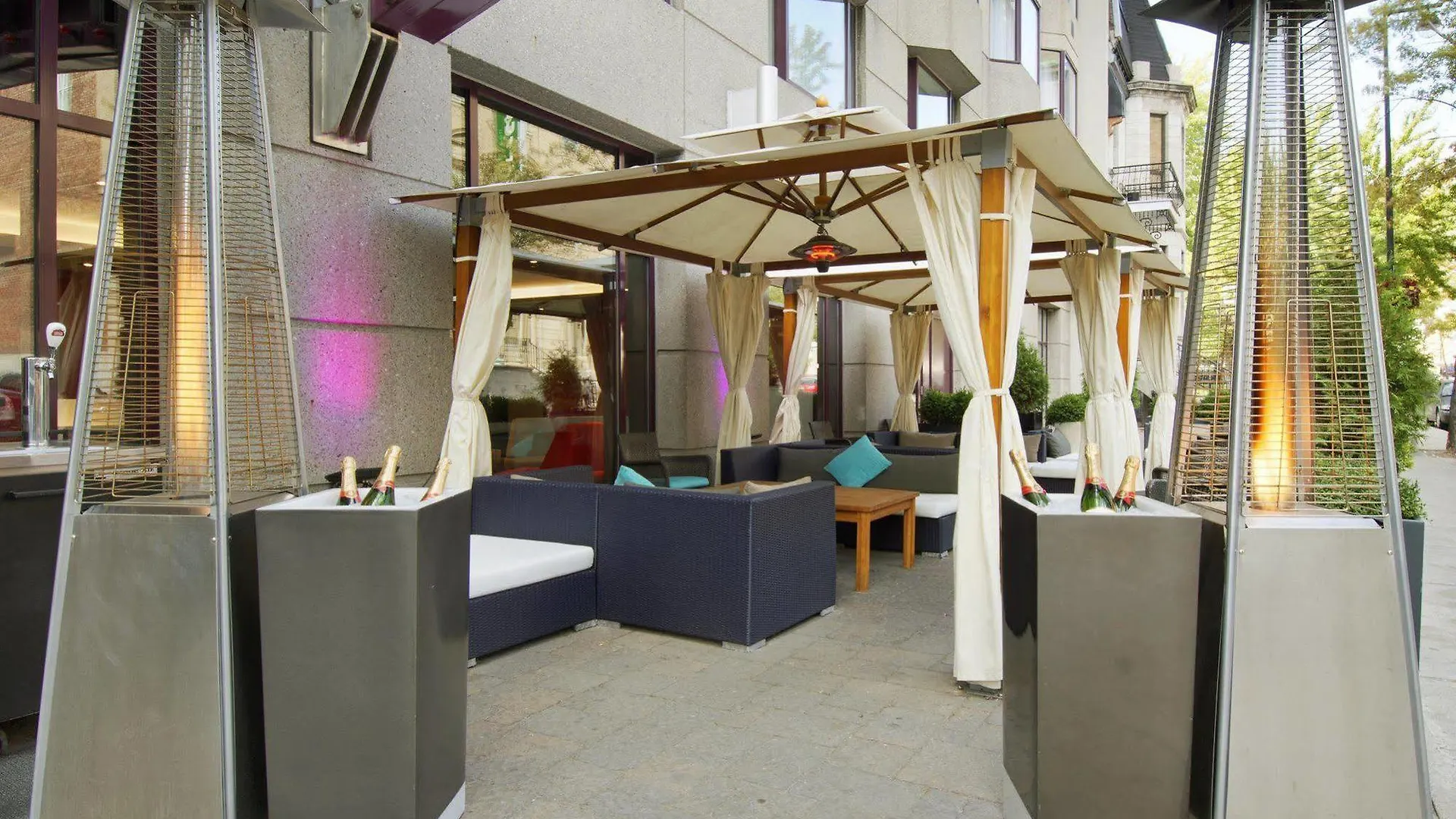 Novotel Montreal Center 4*,